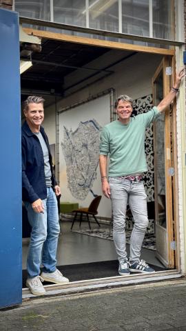 Peter en Fernando in de deuropening van Amersfoortvergaderen